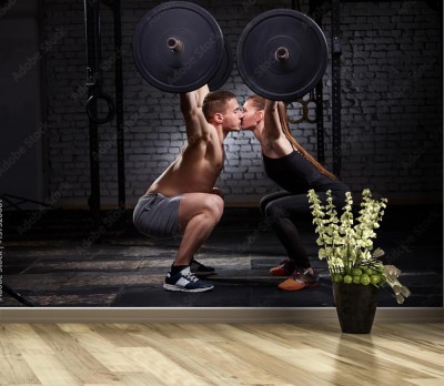 Fototapeta do siłowni z całującą się parą podczas ćwiczeń