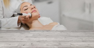 Fototapeta Piękna kobieta w profesjonalnym salonie piękności