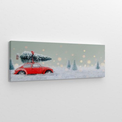 czerwony-samochod-wiozacy-choinke-w-snieznym-lesie