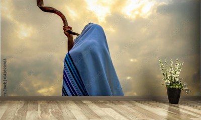 Fototapeta Żydowski mężczyzna w modlitewnym szalu na tle dramatycznego nieba