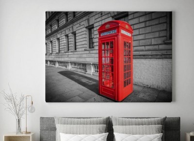 Obrazy do salonu Czerwona budka telefoniczna na czarno białej ulicy