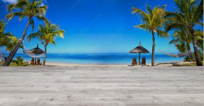 Fototapeta Panorama tropikalnej plaży z krzesłami i parasolami
