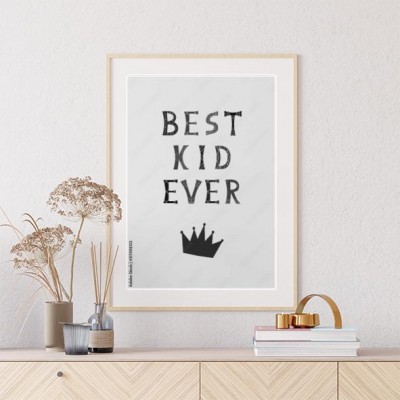Plakat z napisem Best Kid Ever i koroną w czarno-białych kolorach na białym tle