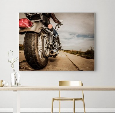 Obraz na płótnie Pędzący motocyklista z perspektywy żaby