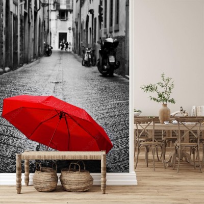 Fototapeta Czerwony parasol na brukowanej uliczce na starym mieście