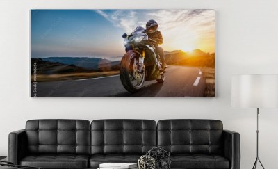 Obraz na płótnie Podróż motocyklem  przy zachodzącym słońcu