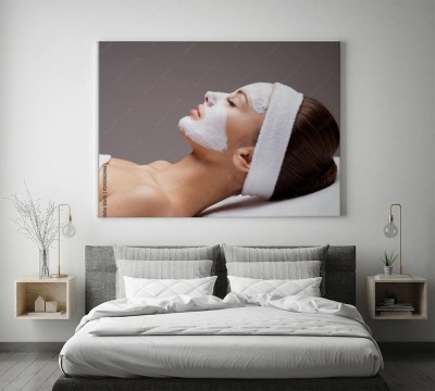 relaks-w-salonie-spa-z-maska-kosmetyczna-na-twarz