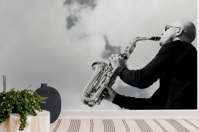 saksofonista-bawic-sie-na-saksofonie-na-niebieskiego-nieba-tle