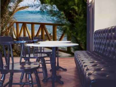 Fototapeta Widok z drewnianego tarasu z palmami o niebieskim pejzażu morskim