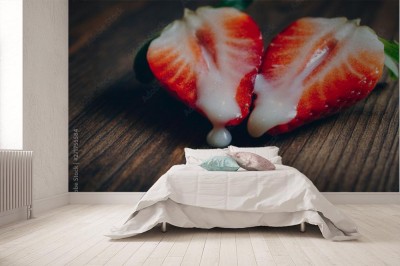 Fototapeta Metafora seksu z truskawkami na drewnianym stole