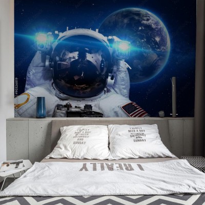 Fototapeta Astronauta w kosmosie na tle planety