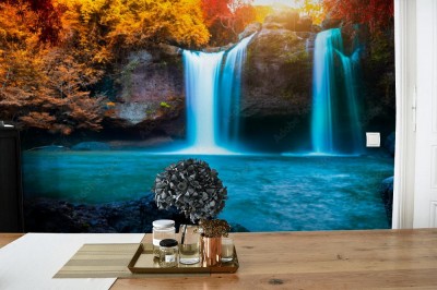 Fototapeta Niesamowity kolorowy wodospad w jesiennym lesie i błękicie wody