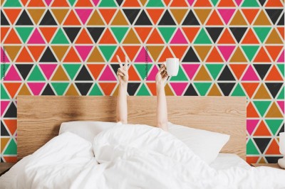 Tapeta z wzorem układającym się w mozaikę różnokolorowych trójkątów