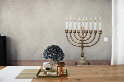 Fototapeta Brązowa menora Chanuka z płonącymi świeczkami na tle drewnianego stołu 