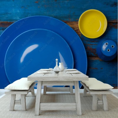 Fototapeta Kolorowy błękitny żółty tło z pustymi talerzami