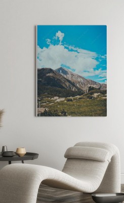 Obraz na płótnie Piękny widok na wysokie szczyty zielonych gór, na tle niebieskiego nieba