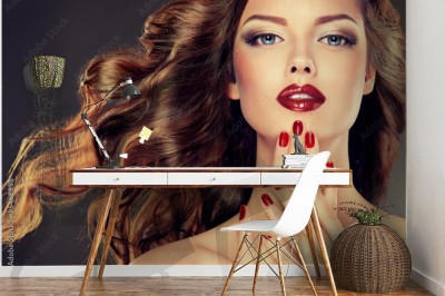 Fototapeta Piękny modelka z długimi kręconymi włosami