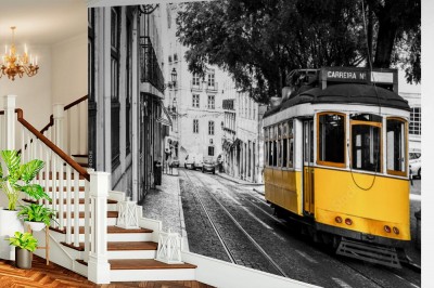 Fototapeta Żółty tramwaj na starych ulicach Lizbony
