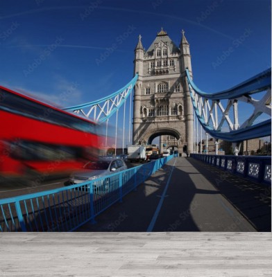 Fototapeta Basztowy most z autobusem w Londynie