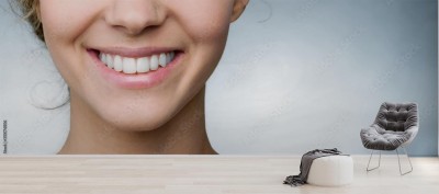 Fototapeta Piękny uśmiech młodej kobiety ze zdrowymi białymi zębami