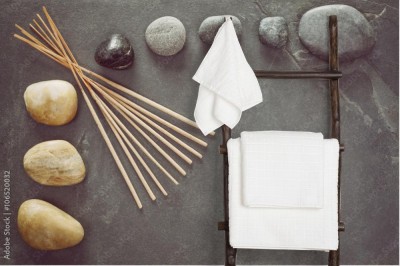 Fototapeta Kamienie na łupkowym tle z kadzidełkami