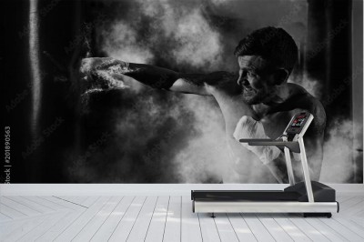 Fototapeta Bokser uderza w worek treningowy