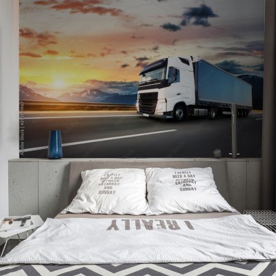 Fototapeta Europejski pojazd ciężarowy z dramatycznym światłem słońca