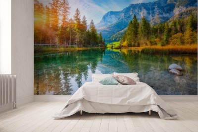 Fototapeta Fantastyczny jesienny zachód słońca nad jeziorem w górach