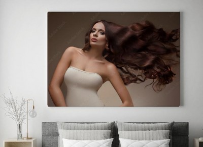 Obraz na płótnie Portret pięknej kobiety z długimi latającymi włosami