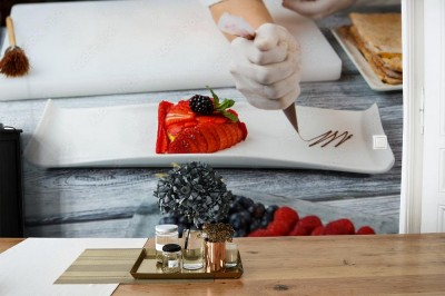 Fototapeta Jeżyna i plasterki truskawki