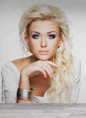 Fototapeta Piękna blond kobieta z długimi kręconymi włosami