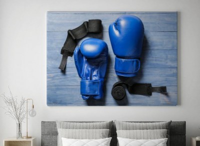 Obrazy do salonu Bokserskie rękawice na drewnianym tle