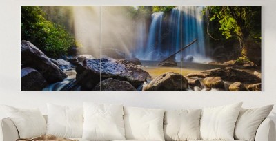 Obraz na płótnie Tropikalny wodospad w opromienionej dżungli