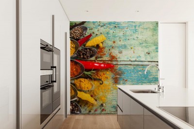 Fototapeta Pikantne przyprawy na drewnianym tle