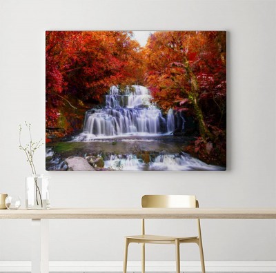 Obraz na płótnie Piękny wodospad w lesie deszczowym z zieloną przyrodą w Nowej Zelandii 