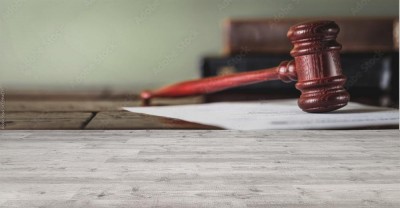 Fototapeta Drewniany młoteczek i książki na drewnianym stole