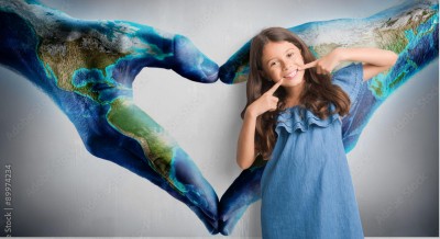Fototapeta obchody dnia ziemi - serce w kształcie dłoni z mapą świata