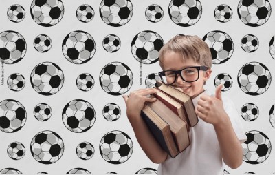 Tapeta do pokoju chłopca z wzorem w piłki