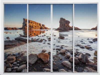 Naklejka na szafę Dramatyczny wschód słońca z mgłą na plaży z skałami