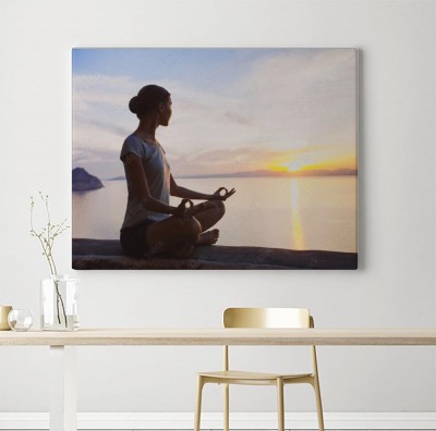 Obraz na płótnie Młoda kobieta ćwicząca jogę