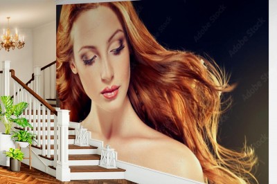 Fototapeta Piękny model z długimi kręconymi rudymi włosami