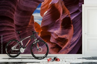 Fototapeta Tajemniczy purpurowy tunel i niebieskie niebo