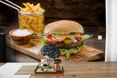 Fototapeta Hamburger z frytkami na drewnie
