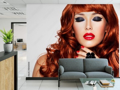 Fototapeta Kobieta z długimi kasztanowymi włosami