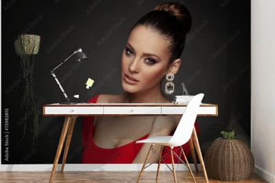 Fototapeta Piękna kobieta pozuje w studiu na ciemnym tle
