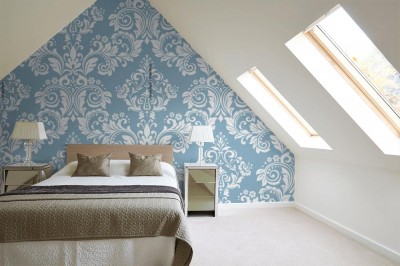 Tapeta z biało niebieskim ornamentem w kwiaty