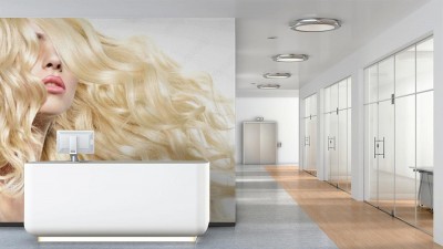 Fototapeta Modelka z bujną fryzurą