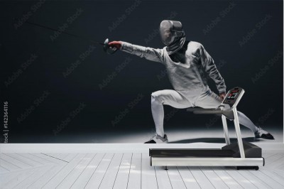 Fototapeta Profesjonalny szermierz w masce szermierczej z rapierem