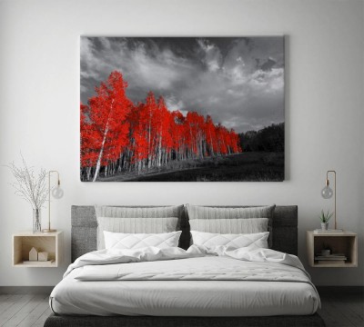 czerwoni-drzewa-w-surrealistycznym-czarno-bialym-krajobrazie