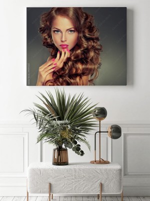 Obraz na płótnie Piękna modelka o długich, kręconych włosach